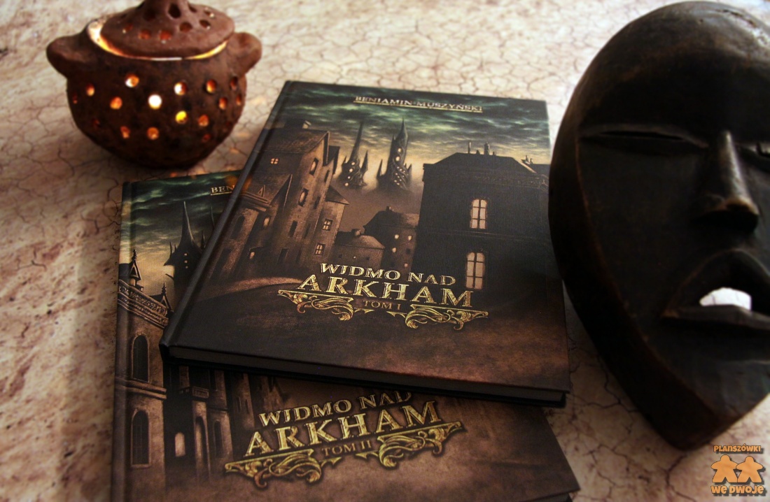 Widmo nad Arkham - dwie książki (tom I i II) w otoczeniu afrykańskiej maski i świecznika.