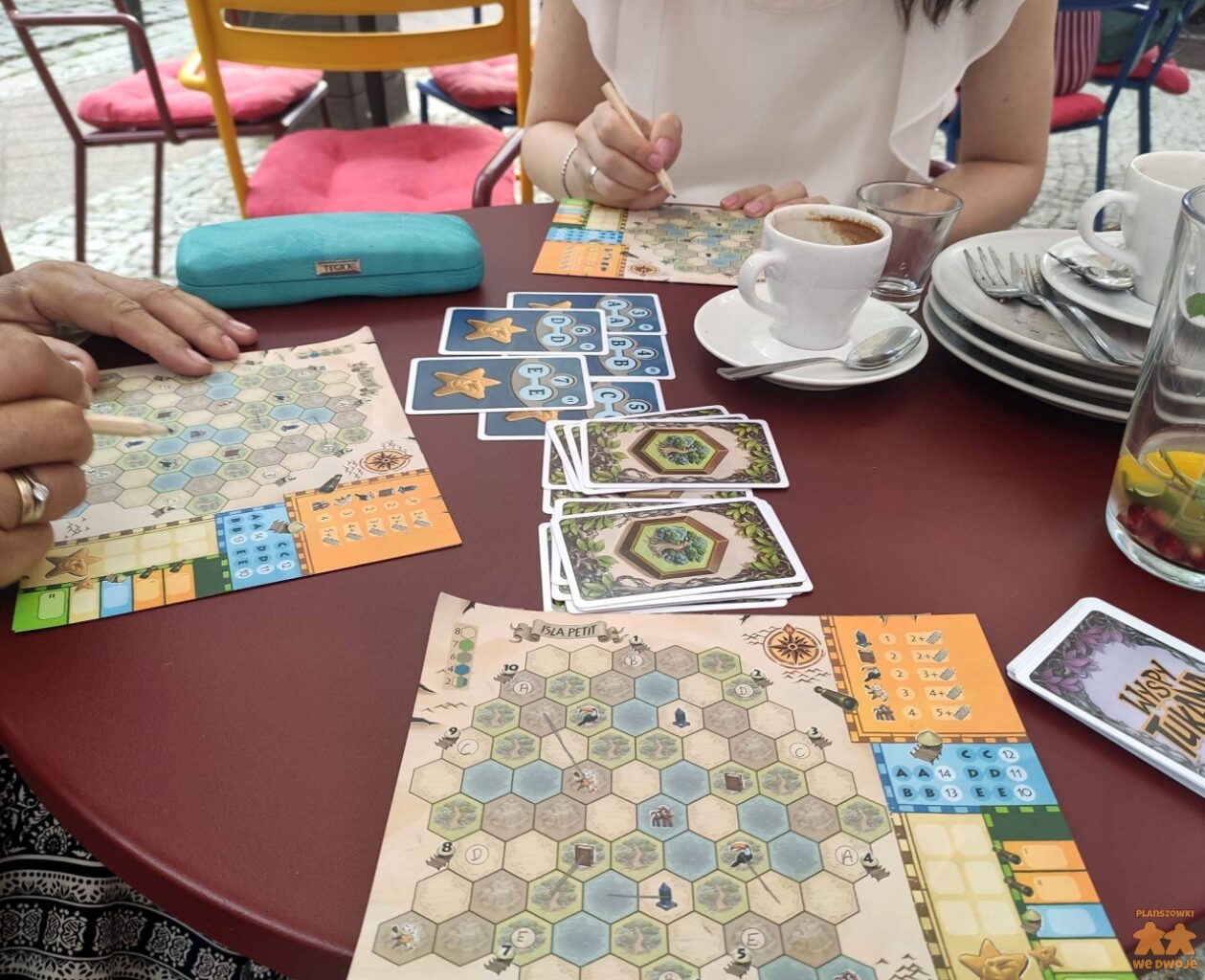 Wyspy Tukana na stoliku w kawiarni