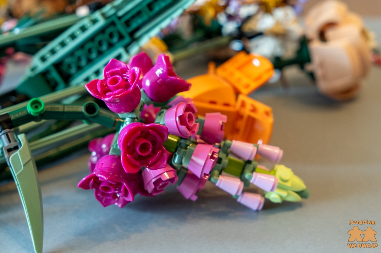 LEGO Bukiet kwiatów 10280 - zbliżenie na jeden z kwiatków