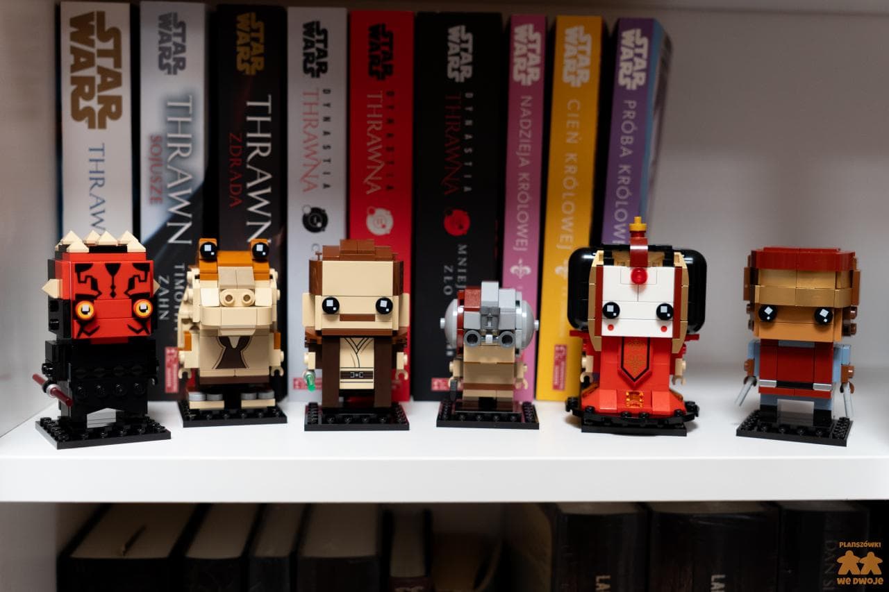 LEGO Mroczne Widmo 40676 figurki na półce na książki z książkami z Gwiezdnych Wojen w tle.